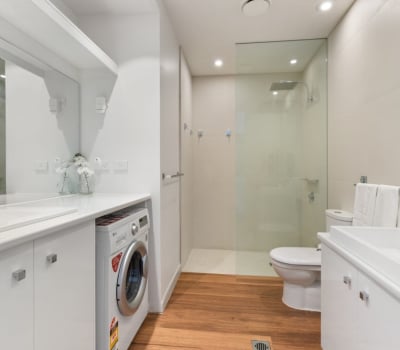 3-Bed-Swim-Out-Main-Bathroom